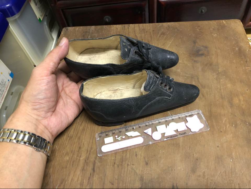 CFootbinding's tweet photo. 九十四歲的老太太，腳很小，穿的這���款皮鞋，說逛市場，不如說是扶著市場沿店走的。照片這雙小皮鞋，其實都不止15公分呢！可見三寸金蓮多小多難得！實際生活中，四寸至四寸半小腳最招人喜愛，裹好尖俏漂亮，能走路。聽老人講過，過去大戶家裡三寸小腳女孩，你讓她們出門逛逛，她們也走不了幾步。。 https://t.co/o7SIf68vA6