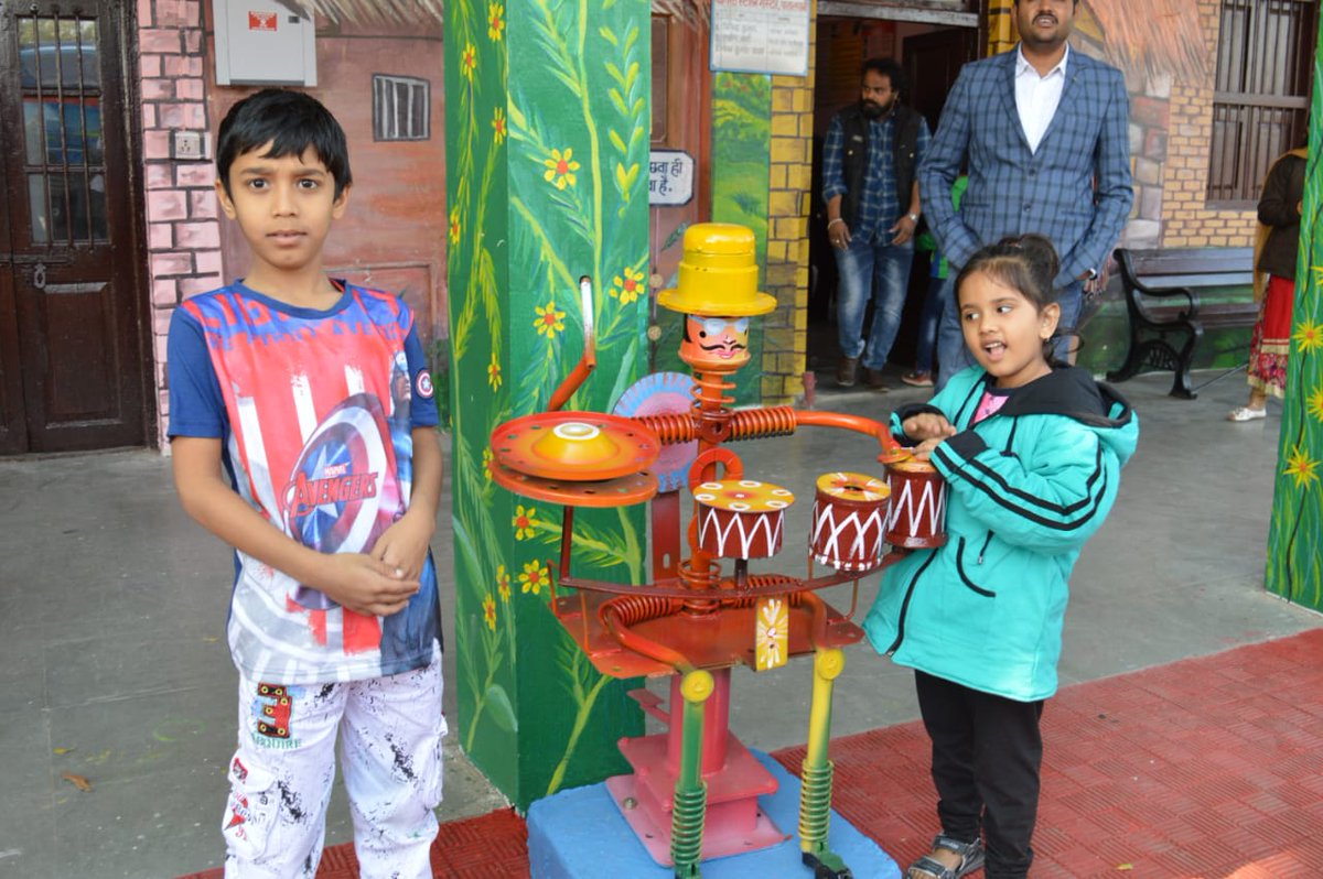 कालाकुंड पातालपानी हेरिटेज ट्रेन के लिए पर्यटकों में उत्साह।  स्टेशनों पर लगाए गए आर्टिफैक्ट एवं पेंटिंग को लेकर पर्यटक में काफी रोमांच है तथा आर्टिफैक्ट एवं पेंटिग के साथ सेल्फी एवं फोटो ले रहे हैं <a href="/RailMinIndia/">Ministry of Railways</a> <a href="/Gmwrly/">GMWR</a> <a href="/WesternRly/">Western Railway</a>