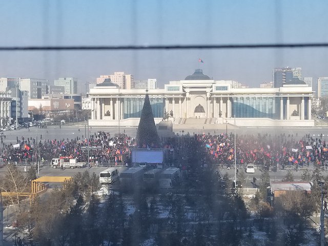 bbgoriginals's tweet photo. Happening now: Hundreds are gathered at Sukhbaatar Square in Ulaanbaatar, Mongolia calling for the resignation of Parliament Speaker Miyeegombyn Enkhbold over corruption allegations

📸: @TerrTogii https://t.co/uZDKD3mruE