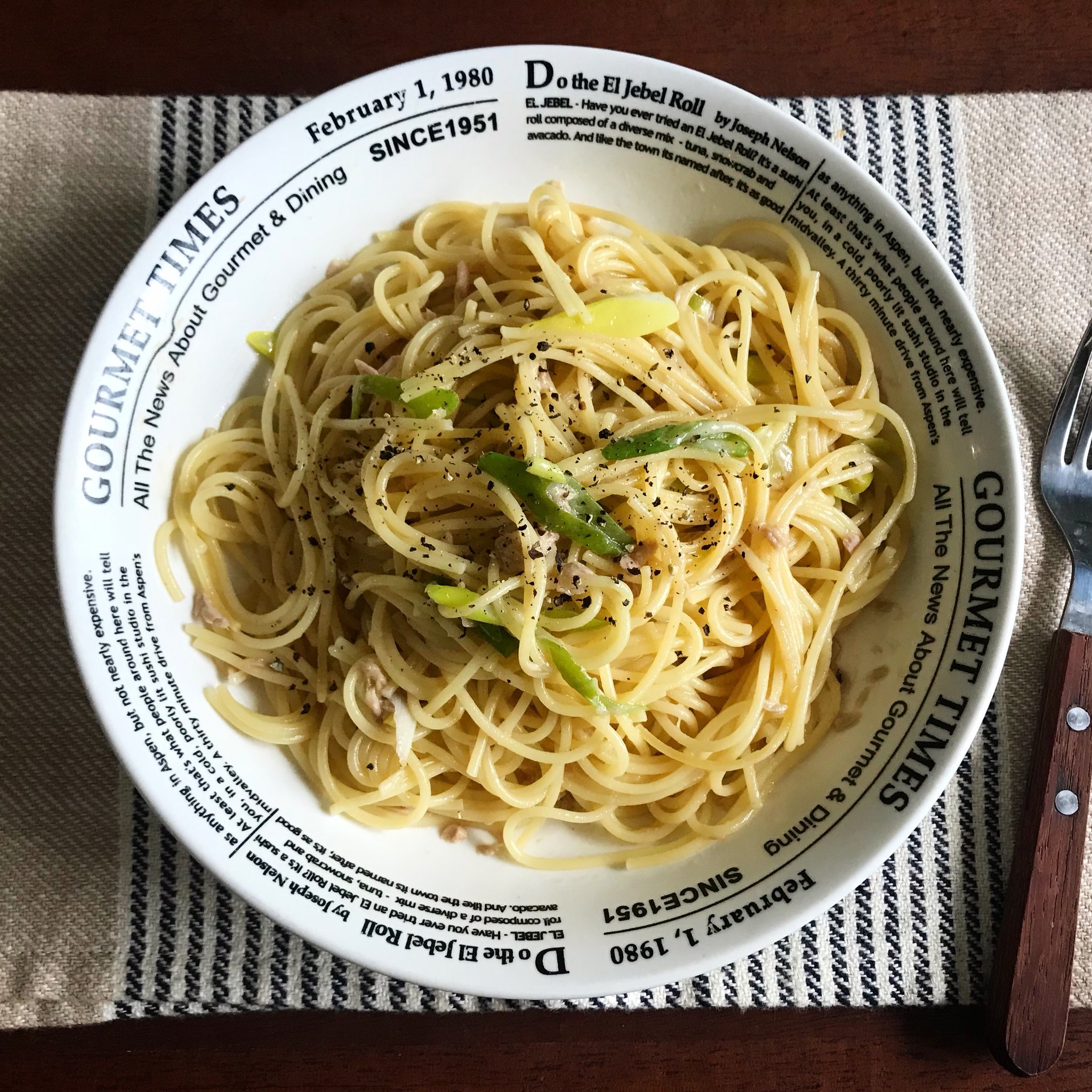 これはラク 食卓に出す器でチンするだけ ネギとツナの鶏ガラ醬油パスタ 話題の画像プラス