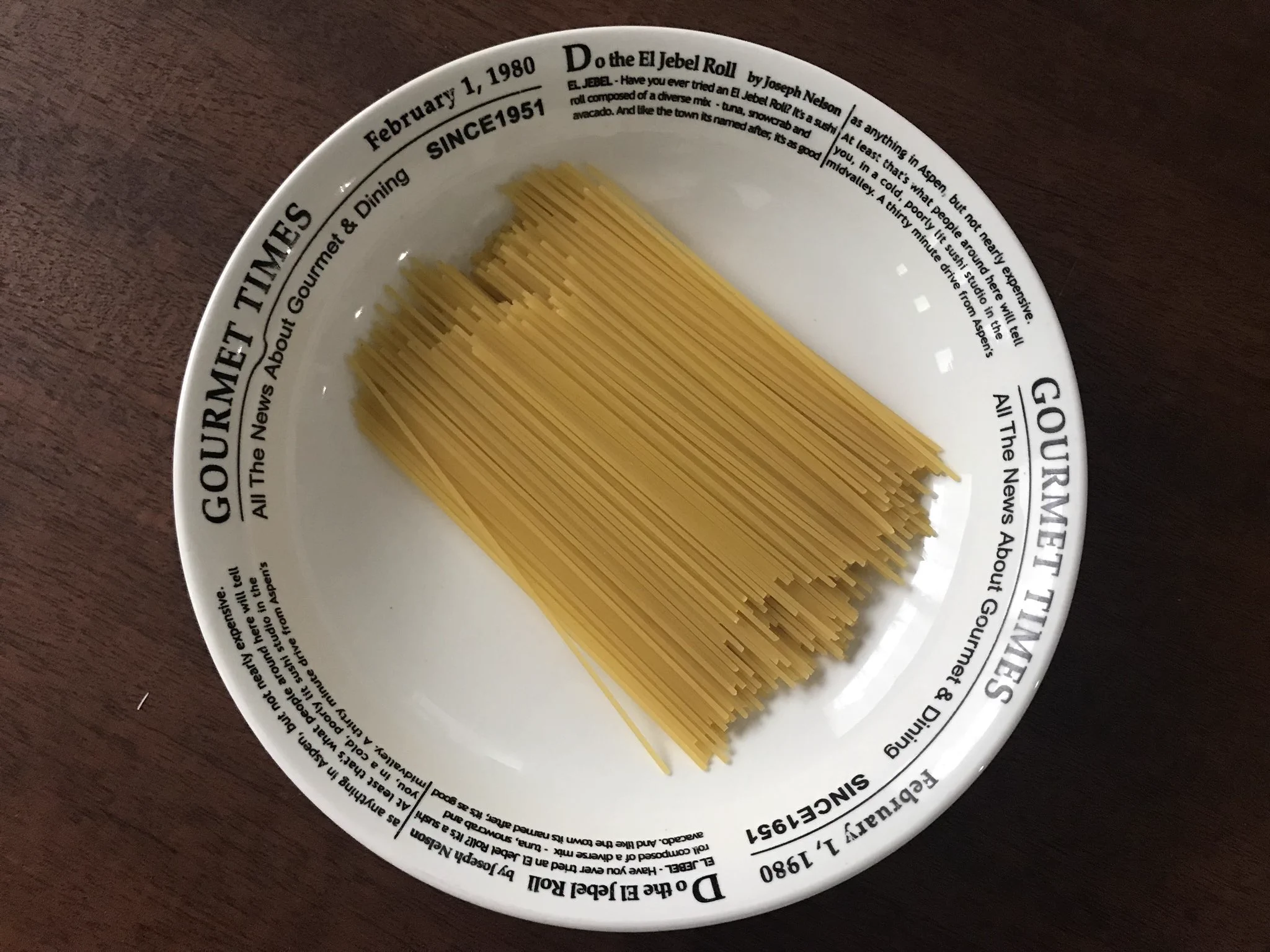 これはラク！食卓に出す器でチンするだけ【ネギとツナの鶏ガラ醬油パスタ】
