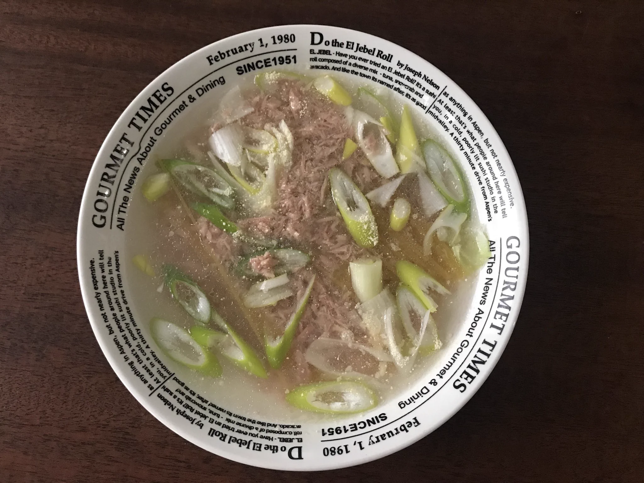 これはラク！食卓に出す器でチンするだけ【ネギとツナの鶏ガラ醬油パスタ】