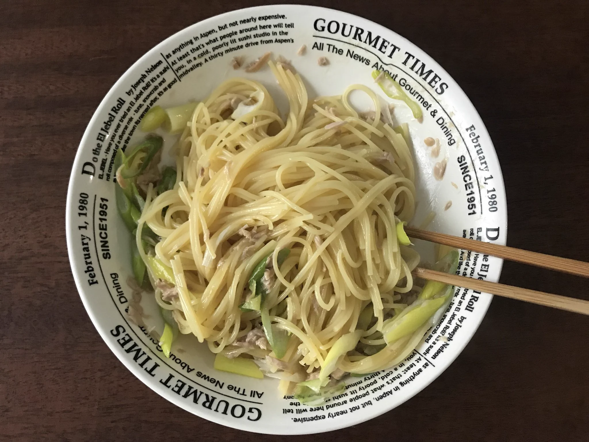 これはラク！食卓に出す器でチンするだけ【ネギとツナの鶏ガラ醬油パスタ】