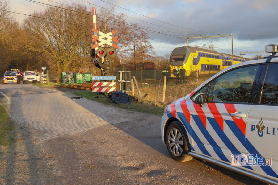 🚨 Aanrijding tussen auto en trein in #Renswoude; treinverkeer tijdelijk stilgelegd 112.press/Qvtwmn 112Ede https://t.co/ss5xpyLJjU