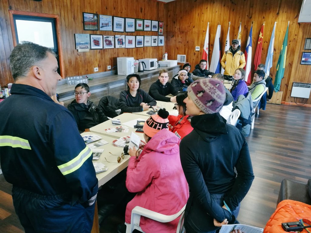 AntarticoUY's tweet image. Estudiantes de la Universidad de Pensilvania visitan la Base Científica Antártica Artigas.

#SnowLab