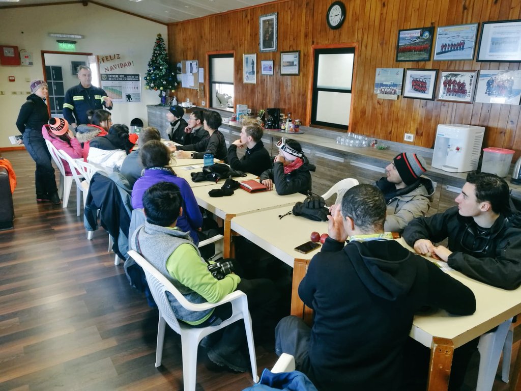AntarticoUY's tweet image. Estudiantes de la Universidad de Pensilvania visitan la Base Científica Antártica Artigas.

#SnowLab