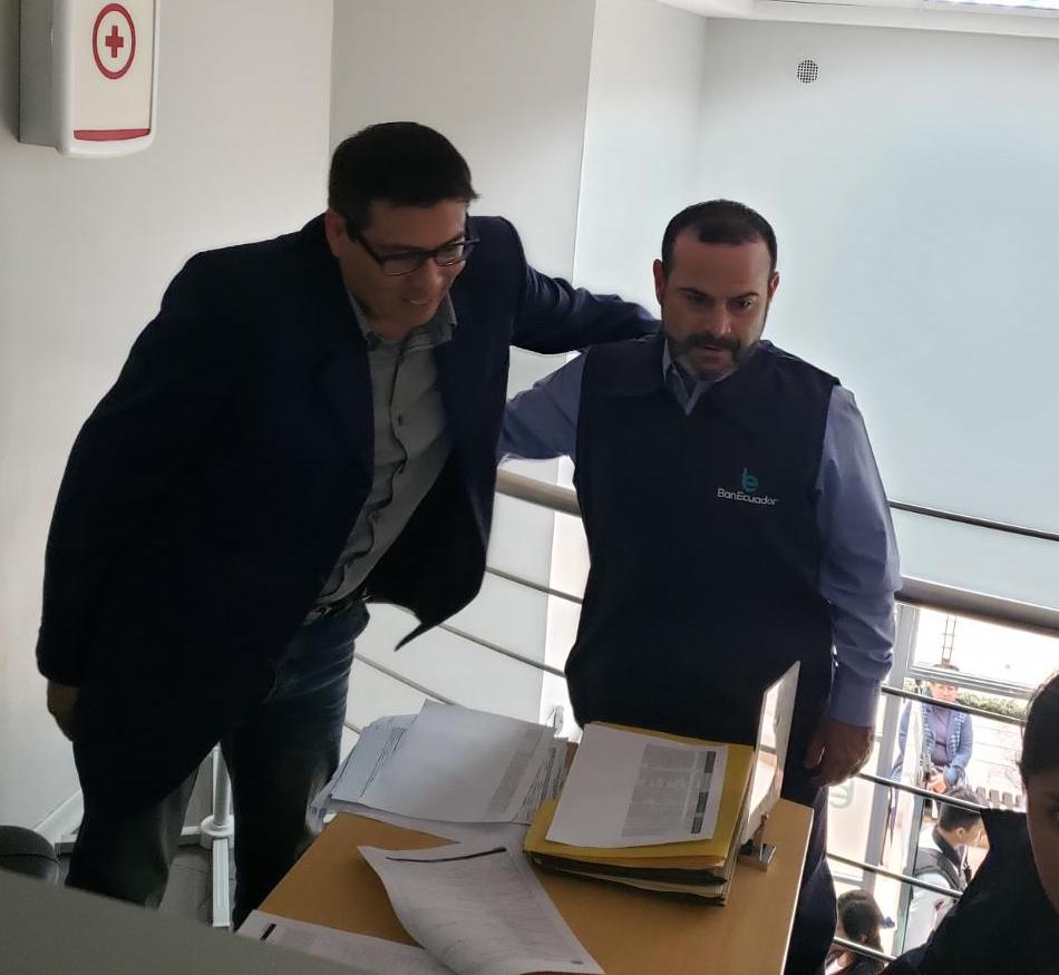 JorgeWated's tweet photo. Iniciamos la jornada de este jueves, visitando las oficinas del Banco ubicadas en el Centro Comercial River Mall, en #Sangolquí, para saludar a los servidores públicos y reiterarles nuestro compromiso con la ciudadanía. 

#BanEcuador #TeHaceCrecer https://t.co/HI1IA2FHJm