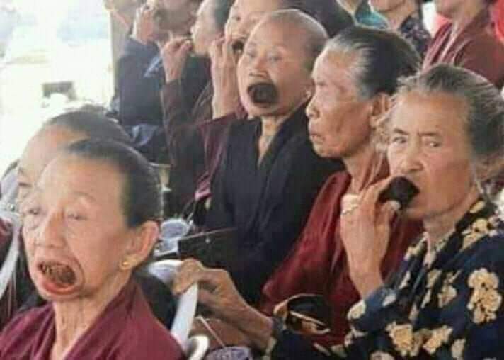 CHAIRYLASYIQYN's tweet photo. Mungkin para perokok boleh belajar dari makcik makcik ini dari mengatasi ketagihan rokok!!! Tiada  pencemaran Alam, tiada cukai yang tinggi, tiada rokok seludup dan sewaktu denganya.... Hey guys, what say you...??!!! 🤣🤩😍🤔 https://t.co/WFntNvLABC