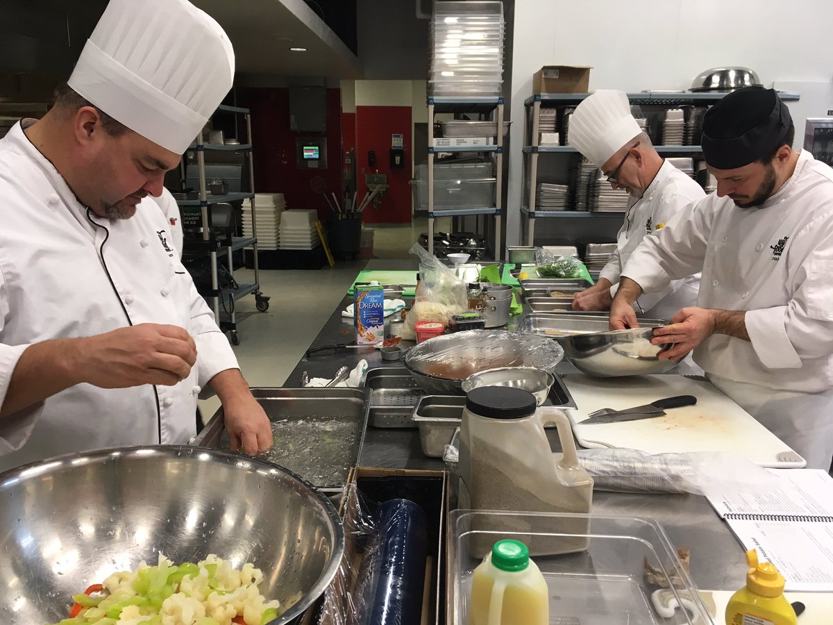 humaneworldcan's tweet image. The #plantbased cooking portion is well underway! Chefs are busy in the kitchen learning dozens of new recipes that don’t use any animal products or byproducts. Something smells good! #ForwardFood