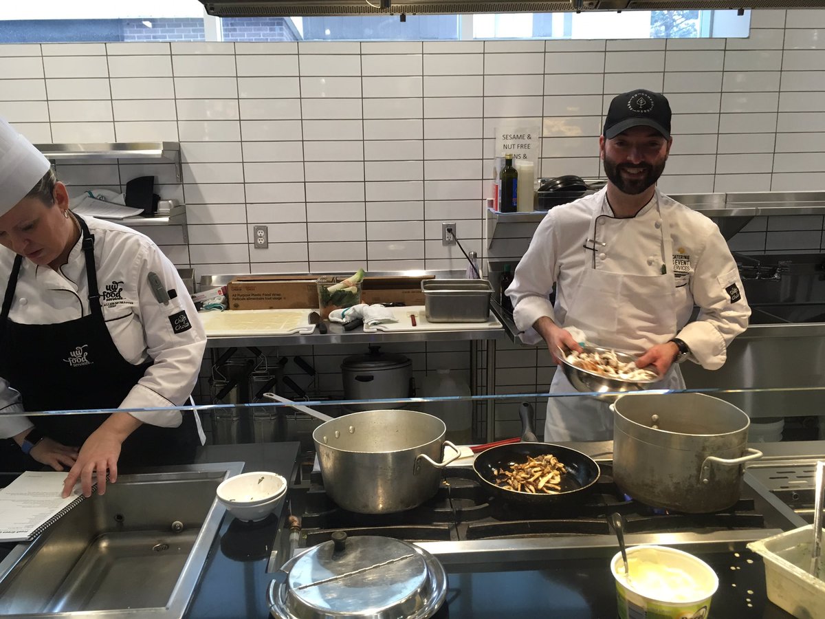 humaneworldcan's tweet image. The #plantbased cooking portion is well underway! Chefs are busy in the kitchen learning dozens of new recipes that don’t use any animal products or byproducts. Something smells good! #ForwardFood