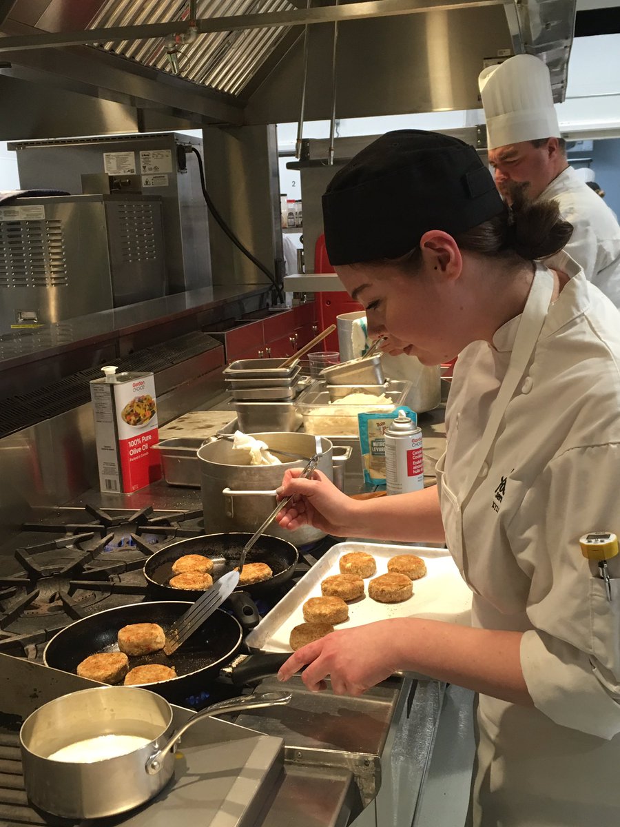 humaneworldcan's tweet image. The #plantbased cooking portion is well underway! Chefs are busy in the kitchen learning dozens of new recipes that don’t use any animal products or byproducts. Something smells good! #ForwardFood