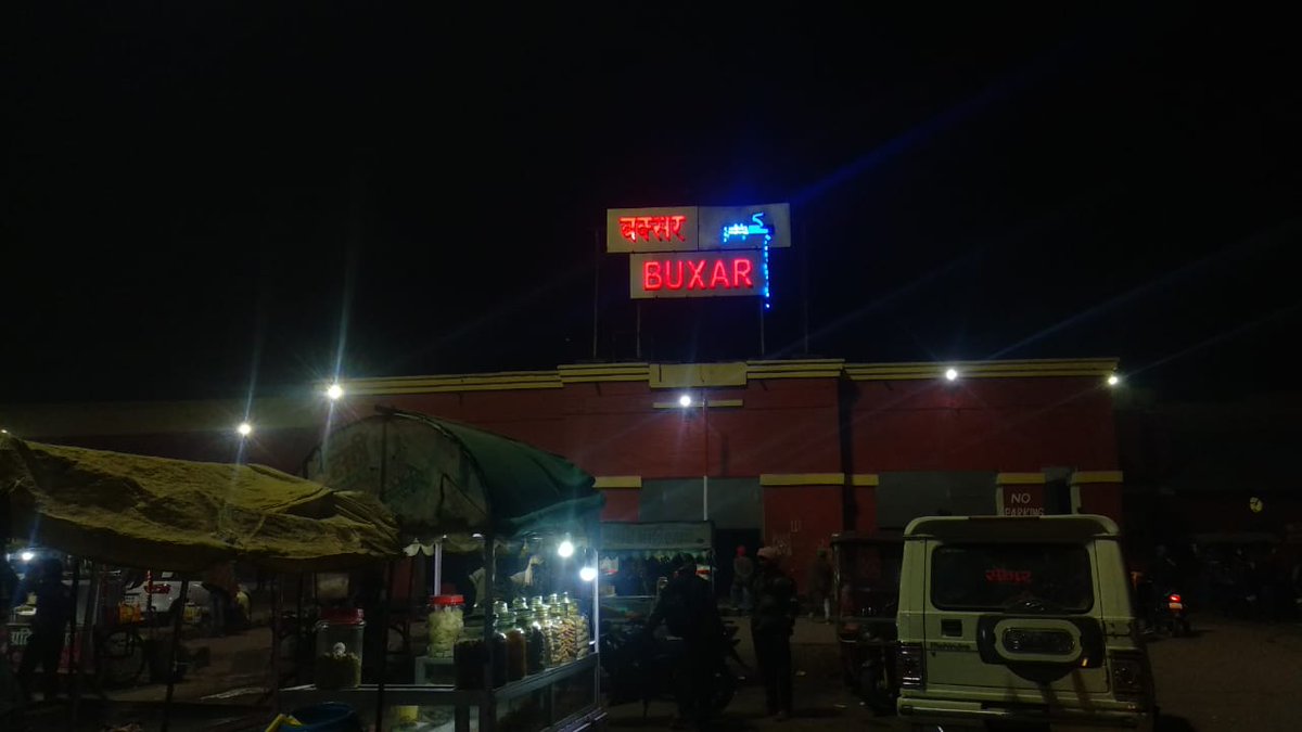 buxarcalling's tweet photo. हिन्दी-अंग्रेजी चुस्त, उर्दू का हालत खास्ता...
उपर का हेडलाइन देखने मे अजीब जरूर लग रहा होगा.. लेकिन बक्सर स्टेशन पर इसका नजारा खुलेआम देख सकते है। हिन्दी और अंग्रेजी वाला अक्षर तो समझ आ रहा है। वहीं उर्दू का हुलिया बिगडा हुआ है। https://t.co/WgCHLm2c8H