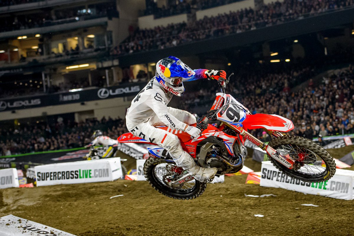 allballsracing1's tweet photo. #THROWBACKTHURSDAY to 2018 Anaheim 1 @SupercrossLIVE!
@KenRoczen94's kit was 🔥🔥🔥!!!
#NeverGiveUp #KR94 https://t.co/EEeRzffUDE