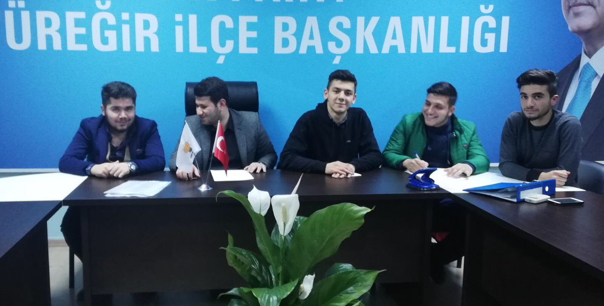 AkSecmenYuregir's tweet photo. Haftalık olağan toplantımızı gerçekleştirdik. Eski İl siyasi hukuki işler başkanı Burak Karaburç'da toplantımıza misafir olarak katıldı. Gündemimizde yeni seçim çalışmaları, ziyaretler ve sosyal etkinlikleri konuştuk.Teşkilatımız adına güzel kararların alındığı bir toplantı oldu. https://t.co/PeYwNgbobV