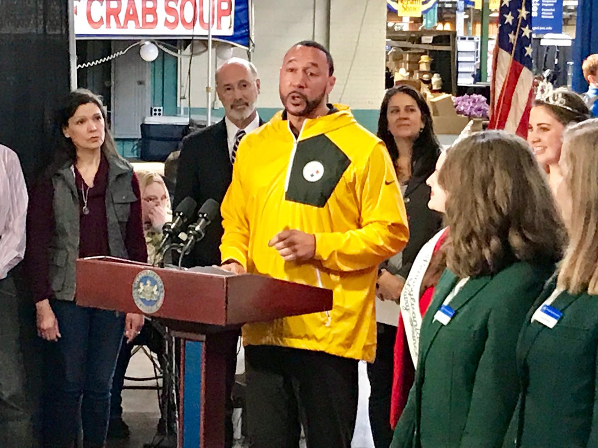 CDW_Droneguy's tweet photo. #NFL @steelers Charlie Batch in the house to help unavailing the #PAFarmShow #butter sculpture #pamilk https://t.co/OItIZQTlNW