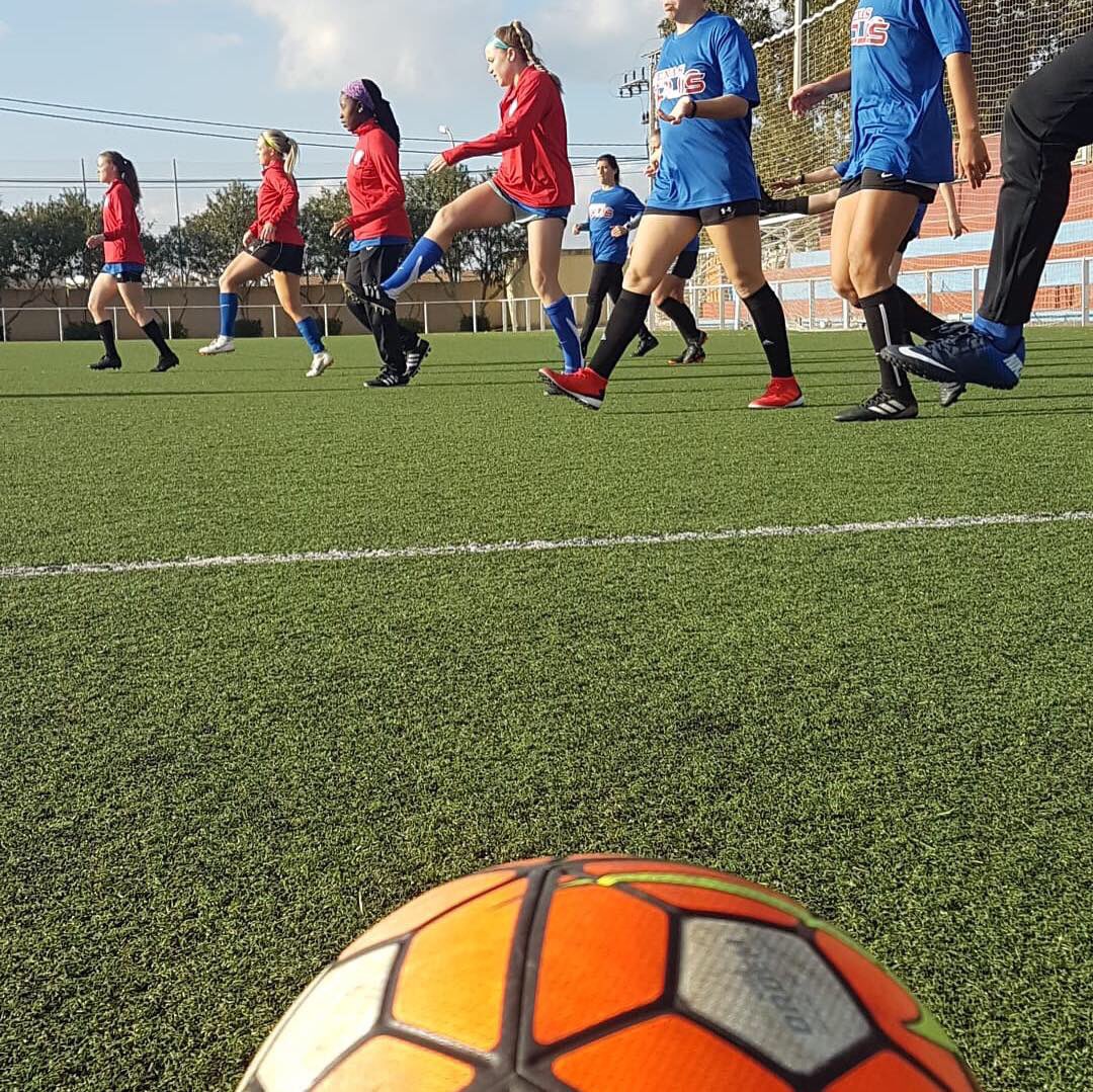 globalsportalen's tweet photo. Tour FC Texas Spurs 19’
Day 2
@texasspursfc women training preparing tomorrow’s game against @LUDfemenino
Sweating the jet lag at #PolideportivoLaEliana.
⚽️ 🇺🇸🇺🇸🇺🇸🇪🇸🇪🇸
#FutFem
#GSTours https://t.co/0J4e7UTc9P