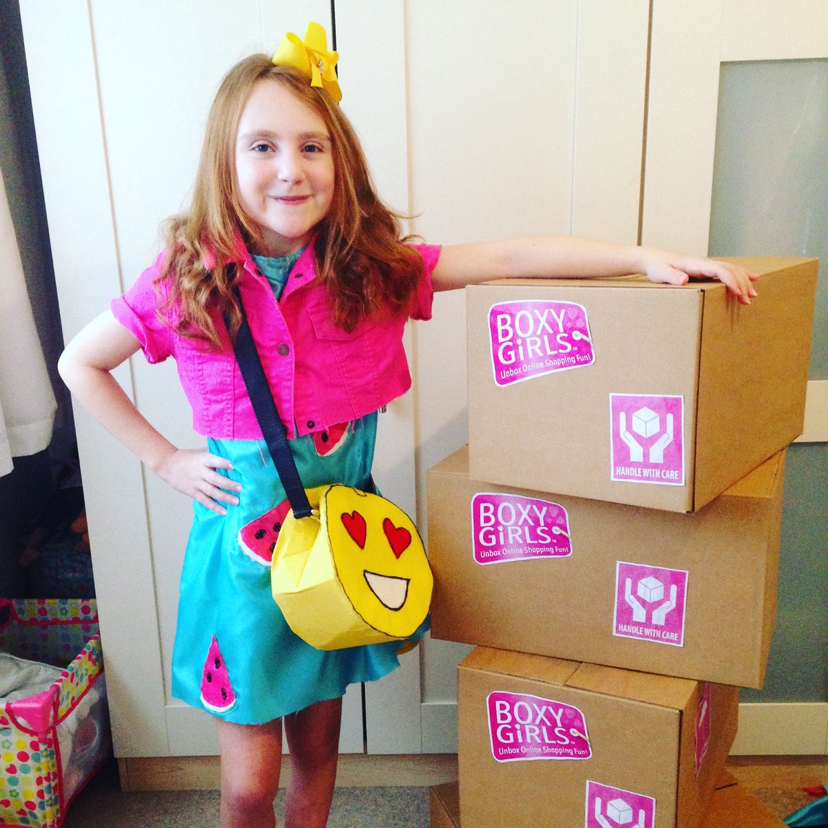 Natalie31223907's tweet photo. @boxy_girls #BoxyGirlsStyleComp My daughter Amelie has had so much fun recreating her fave Boxy Girls style! She loves Brooklyn because she is bold with colour and pattern choices. No doubt she has a cool sense of humour (her Emoji bag gives that away) 😍@CharacterToysUK https://t.co/Z1iYsr3MEE