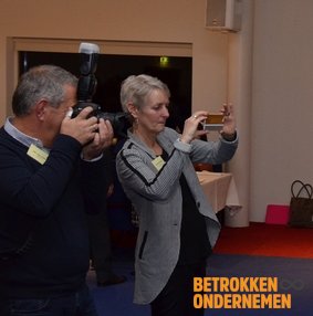 MatchDiner's tweet photo. Net als voorgaande edities kunnen wij tijdens het Maatschappelijk Diner weer rekenen op een fantastisch duo: https://t.co/GzgTlPtFsU en JuffrouwJannie! Jan van Galen en Gerda Woltinge zorgen voor mooie registratie. Wij zijn blij dat ze er weer bij zijn! #maatschappelijkdiner https://t.co/s9KbuNYsRU