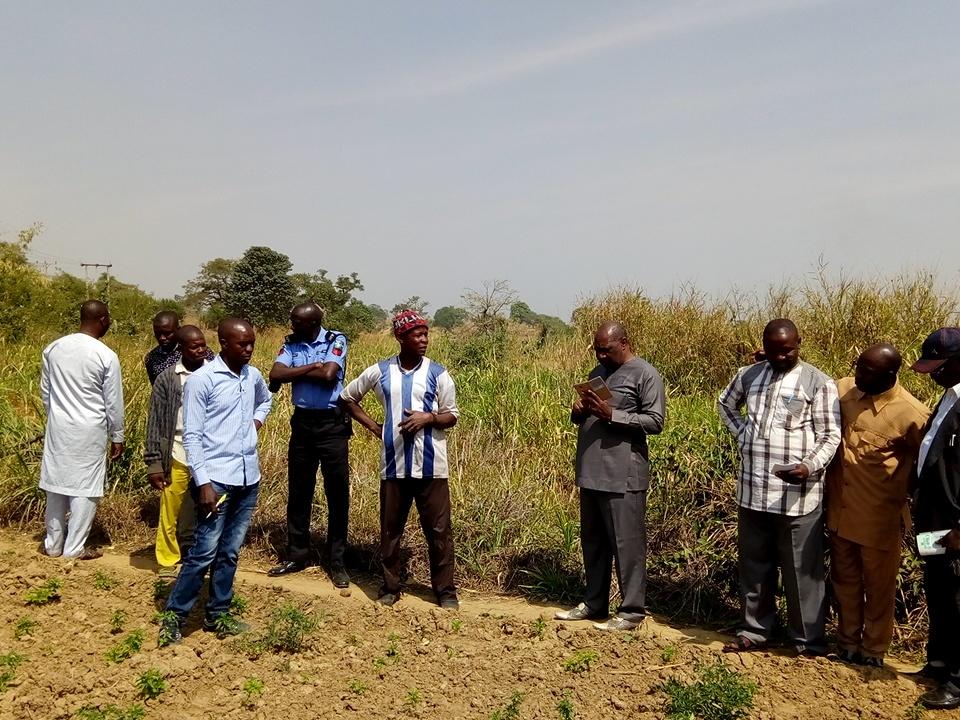 ZangonLg's tweet photo. Zangon Kataf LG Chairman and his council on a visit to irrigation farmers in the LG https://t.co/DGrLAVum4A