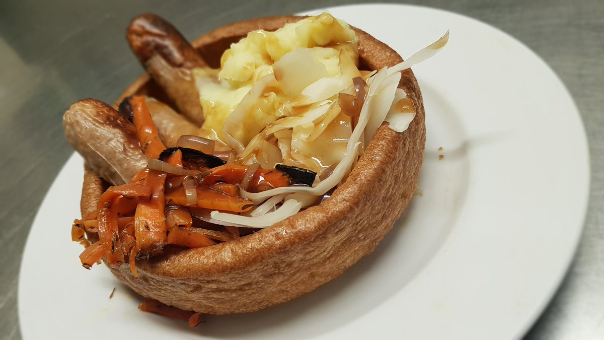 boardwalkcentre's tweet photo. Giant Yorkshire Pudding filled with Pork or Quorn Sausages, Mashed Potato, choice of Vegetables and topped of with Onion Gravy @elioruk @Elior_Group #eatwithelior #eliorfoodie #teamelior https://t.co/4hfyrMLUjv