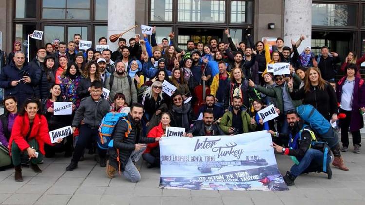 Hurriyet's tweet photo. Üyelerinin çoğu üniversite öğrencilerinden ve gezginlerden oluşan Gönül Treni bu kez Van’daki çocuklara gidiyor. https://t.co/MExiAzpbqN https://t.co/QiJlocluvU