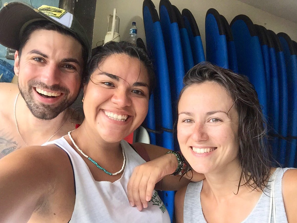 H_hey's tweet photo. Tres felices estudiantes después de su clase de surf. 🇮🇩 🏄🏻♀️😀🙌🏼 #HappyHey #ridethewave #viajera 🇩🇪 🇲🇽 🇨🇿 https://t.co/46rKSFFU1B