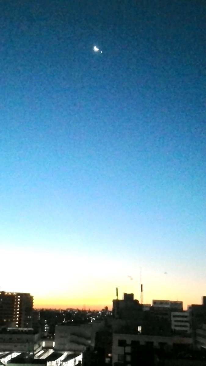 サークル雨天中止 Ar Twitter 2日 水 明け方の南東の空で 月と金星が並んで輝く 明け方午前4時 ころ 南東の空に細い月が昇ってきます このすぐ右側に輝く大変明るい星が 金星です 朝焼けが始まる午前6時ころが高さが高くなり 見やすくなるでしょう ということ