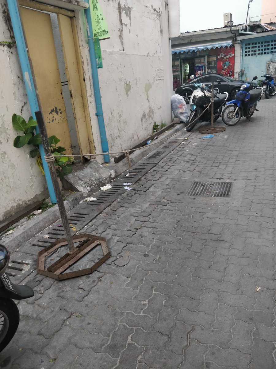 afaal13's tweet photo. @ADKHospital Do you have any permission to keep this and block the neighborhoods parking space just for you to throw out your garbage, why you keeping this 24x7 @MaleCitymv @etna295 @schamau @ahmedafaal https://t.co/L4nOZNnJQY