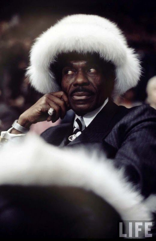 afrodyssee's tweet image. THE FIGHT
Madison Square Garden. Muhammed Ali against Oscar Bonavena. Fur &amp;amp; swag. Photos by Billy Ray for LIFE magazine. On December 1970. Source Black Archives @blvckvrchives #billyray #lifemagazine #thefight #muhammadali #oscarbonavena #swag #fur #afroamerican #nyc