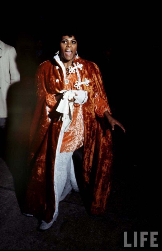 afrodyssee's tweet image. THE FIGHT
Madison Square Garden. Muhammed Ali against Oscar Bonavena. Fur &amp;amp; swag. Photos by Billy Ray for LIFE magazine. On December 1970. Source Black Archives @blvckvrchives #billyray #lifemagazine #thefight #muhammadali #oscarbonavena #swag #fur #afroamerican #nyc