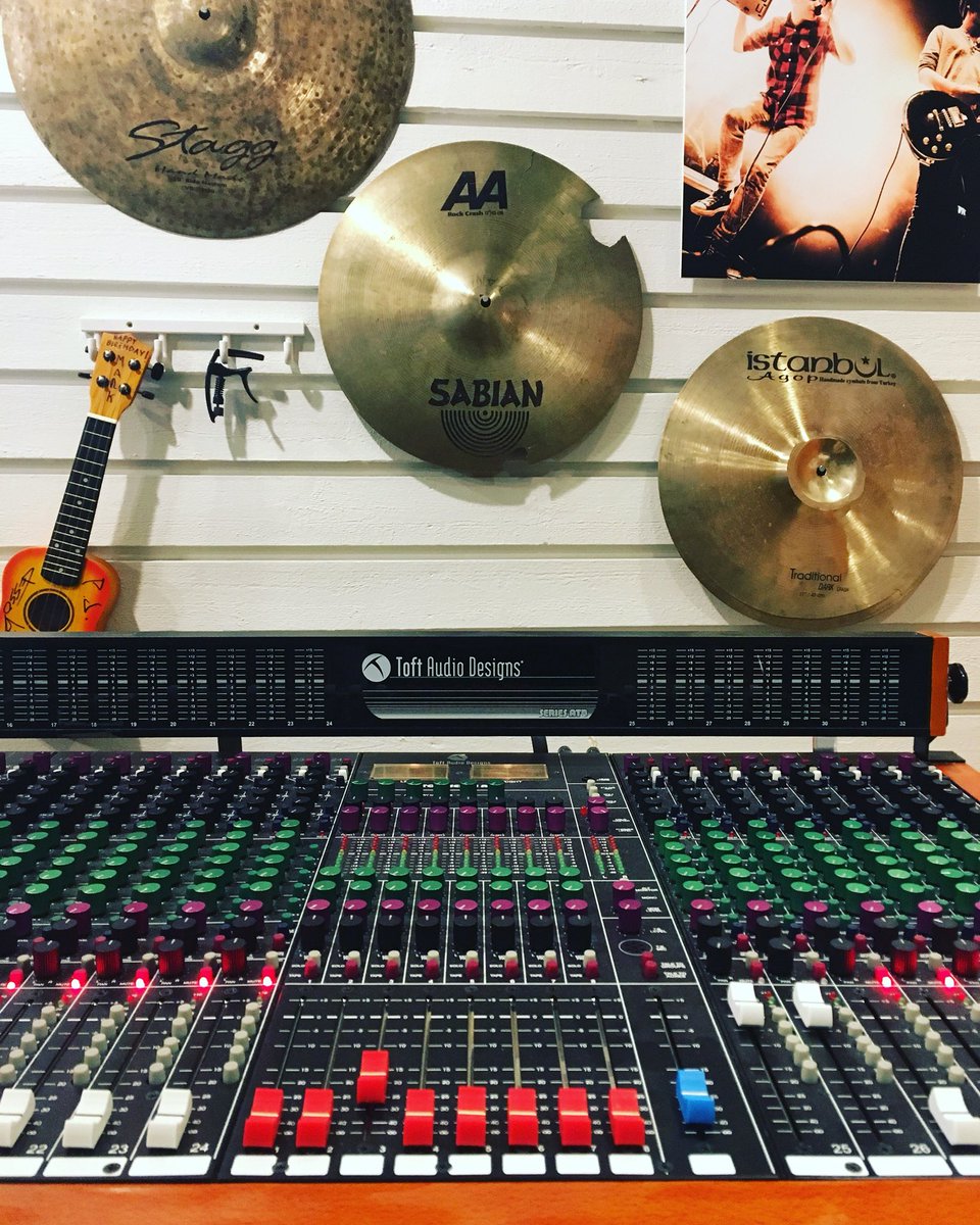 Oltiin pitämässä vuoden ekaa #biisisanoittamo miittiä #auranpanimossa #turkurockacademy|n kanssa. Kohta julkaistaan voittaja🤩