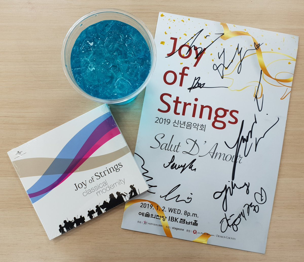 moltotu's tweet photo. 올해 첫 연주는,
#JoyofStrings 신년음악회
16대의 현으로 연주되는
사랑의 인사, 홀베르그Suite
그리고 슈트라우스 왈츠,
노부스 김영욱의 서주와 론도
카프리치오소의 산뜻함,
현의 아름다움에 의한 다~
돼지...의 흥, 그 흥겨움으로
가득ㅎ https://t.co/fC0hO14KNq