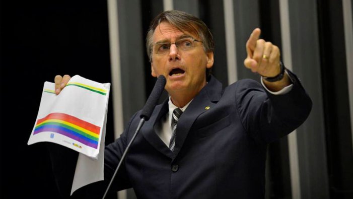 RevistaEmancipa's tweet photo. #Bolzonazi 

El segundo día de su mandato Jair #Bolsonaro firmó una MP (Medida Provisional) que quita de la política de Derechos Humanos a todas las acciones destinadas a la garantizar los derechos de la población #LGBTIQ+. https://t.co/zFZYlptDE2