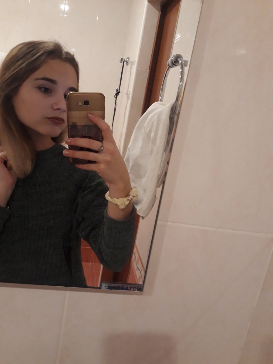 Dynamiccioo's tweet image. i showered and put on some makeup so uhm ,, hi