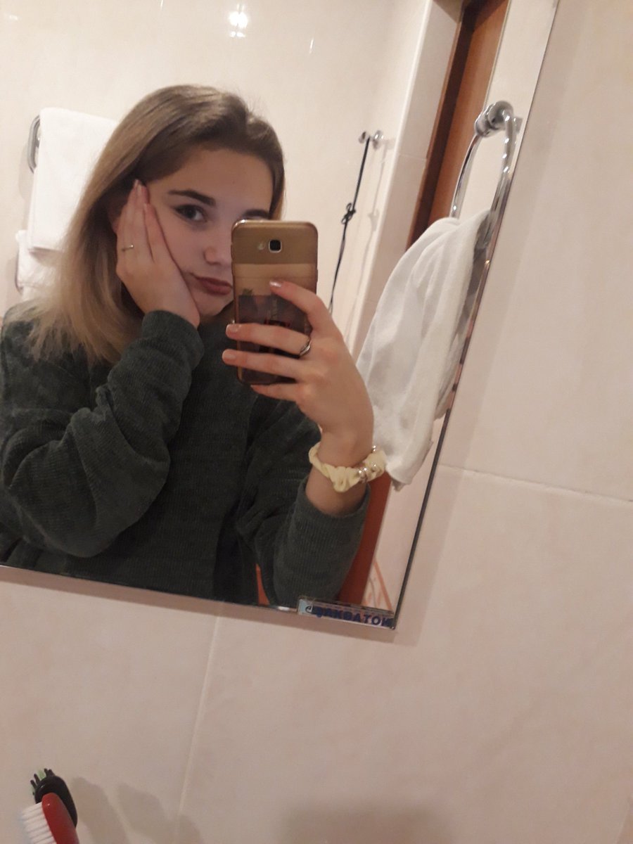 Dynamiccioo's tweet image. i showered and put on some makeup so uhm ,, hi