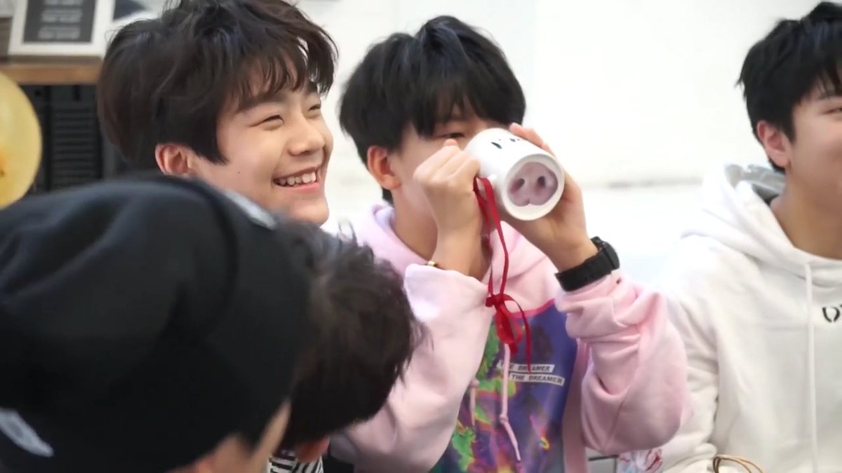Boy_Story12's tweet photo. -เมื่อฉีเกอเปิดกล้อง-
จื่อหาว:*ดื่มน้ำ

ซินหลง:เกอ เกอดื่มทางผิดอะมันต้องหมุนอีกหน่อย

จื่อหาว:อ่าเคๆ*ดื่มน้ำต่อ

ซินหลง:*ขำ

จื่อหาว:ขำไรกันอะ? *ดูใต้แก้ว

-ชัดไหมฉีเกอ55555-
#ZIHAO #XINLONG #BOYSTORY https://t.co/OP29yBO9yq