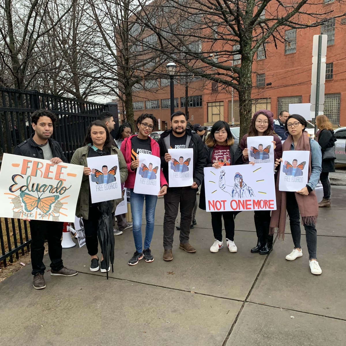 BentleyHudgins's tweet image. Immigrant rights activists are here at the Atlanta ICE Center, and they have something to say. They want them to #FreeEduardo