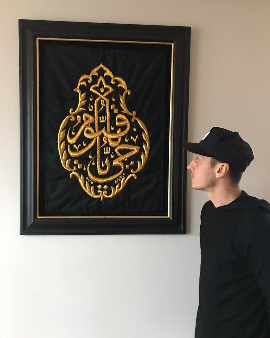 "Bangga dan istimewa rasanya dirumah saya yang di London bisa memiliki Kiswah yang pernah menyelimuti Ka'bah di Makkah ini. Merasa berkah bisa mendapatkan hadiah yang tak ternilai harganya ini, Alhamdulillah." -Mesut Ozil