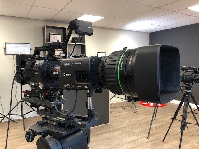 wal_jelle's tweet photo. De ultime test gedaan met de #IBE adapter in combinatie met de #Canon #4K 45x13,6 zoomlens met B4 mount op de #Sony #FS7 . Uiteraard blijft het 4K !!
Nu te huur bij #Wieman Intermedia. Volgende week de praktijk met #BM Creation. https://t.co/JQZWLm5677