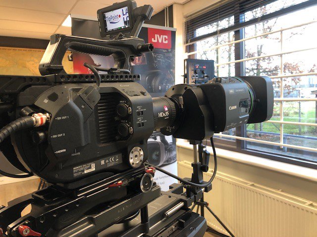 wal_jelle's tweet photo. De ultime test gedaan met de #IBE adapter in combinatie met de #Canon #4K 45x13,6 zoomlens met B4 mount op de #Sony #FS7 . Uiteraard blijft het 4K !!
Nu te huur bij #Wieman Intermedia. Volgende week de praktijk met #BM Creation. https://t.co/JQZWLm5677