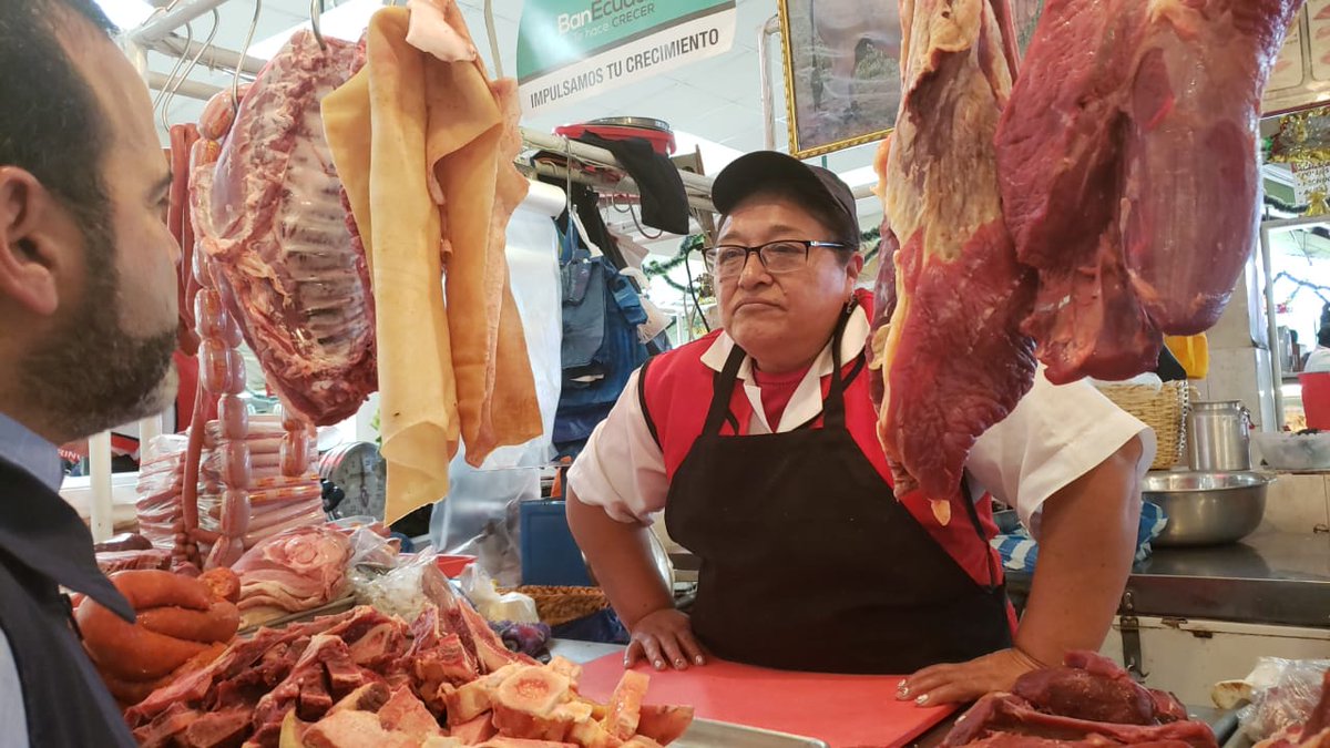 JorgeWated's tweet photo. La Sra. Manuela Vilatuña nos recibe en su puesto del mercado de #Sangolquí, que gracias al crédito de $15.000 otorgado por @BanEcuadorBP, se dedica a la compra de carne de cerdo y res para su comercialización. 

#BanEcuador #TeHaceCrecer https://t.co/PDGAyB693B