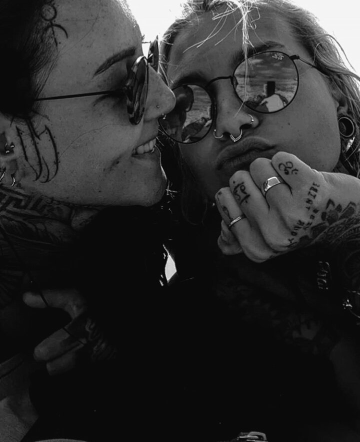 el día a día nos descubre, 
no sé qué nos deparará,
sólo el tiempo lo sabe
y no nos lo quiere contar.