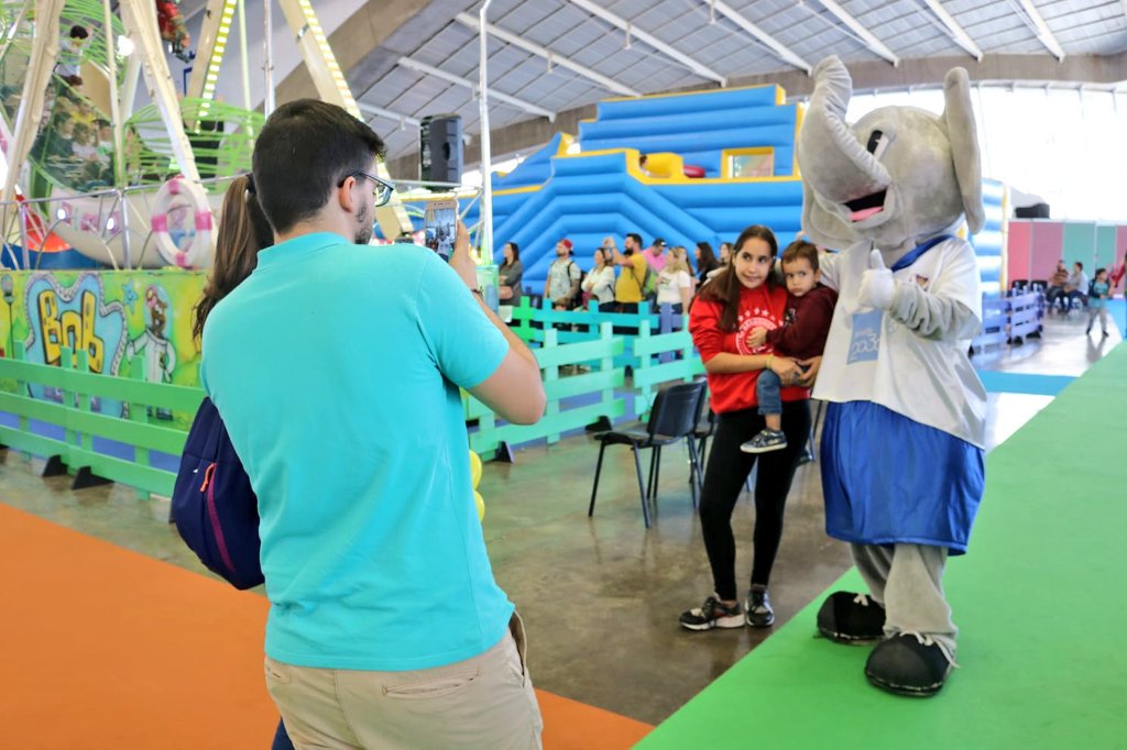 CDTOficial's tweet photo. 📷 El #CDTenerife, este jueves en el #PIT

#RaúlCámara, #Camille y @1A_G, además de @OltraJL, visitan estos momentos el Parque Infantil y Juvenil de Tenerife (PIT)... y lo hacen junto a la mascota #blanquiazul Elio-Doro 🐘. #TúNosHacesMejores https://t.co/3eogNDycTA