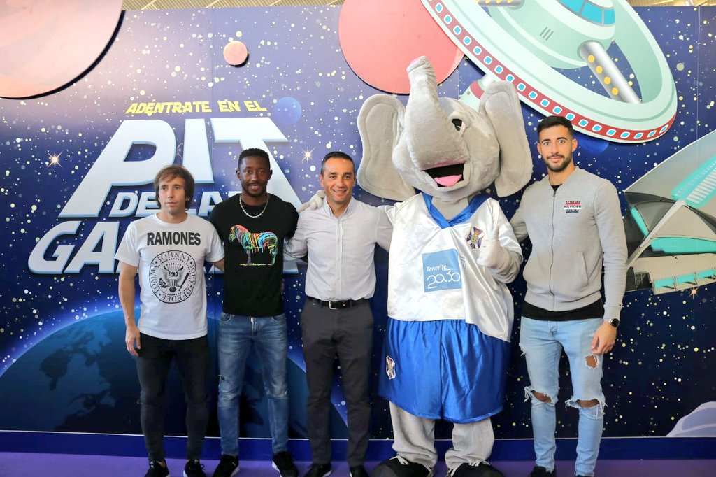 CDTOficial's tweet photo. 📷 El #CDTenerife, este jueves en el #PIT

#RaúlCámara, #Camille y @1A_G, además de @OltraJL, visitan estos momentos el Parque Infantil y Juvenil de Tenerife (PIT)... y lo hacen junto a la mascota #blanquiazul Elio-Doro 🐘. #TúNosHacesMejores https://t.co/3eogNDycTA