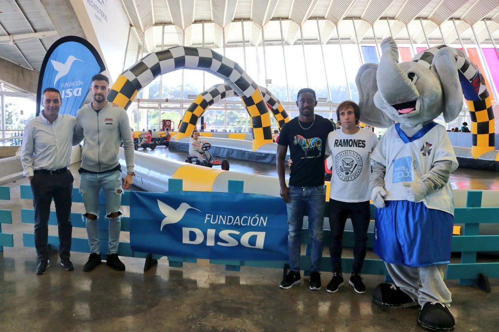CDTOficial's tweet photo. 📷 El #CDTenerife, este jueves en el #PIT

#RaúlCámara, #Camille y @1A_G, además de @OltraJL, visitan estos momentos el Parque Infantil y Juvenil de Tenerife (PIT)... y lo hacen junto a la mascota #blanquiazul Elio-Doro 🐘. #TúNosHacesMejores https://t.co/3eogNDycTA