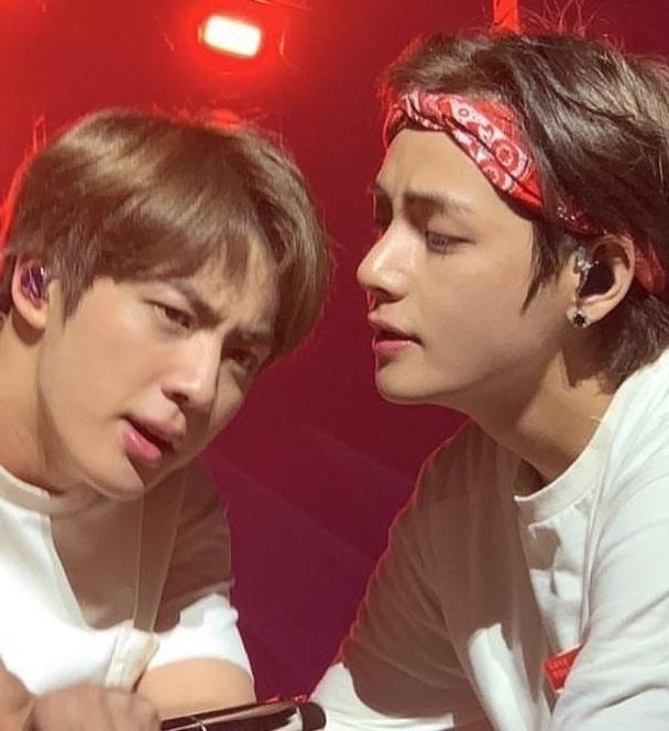 TaejinTurkey's tweet photo. Size Taehyung'un Seokjin'e baktığı gibi aşkla bakan birini bulun ve onu hiç bırakmayın.💜

#TaeJin https://t.co/NIwj3HGC8D