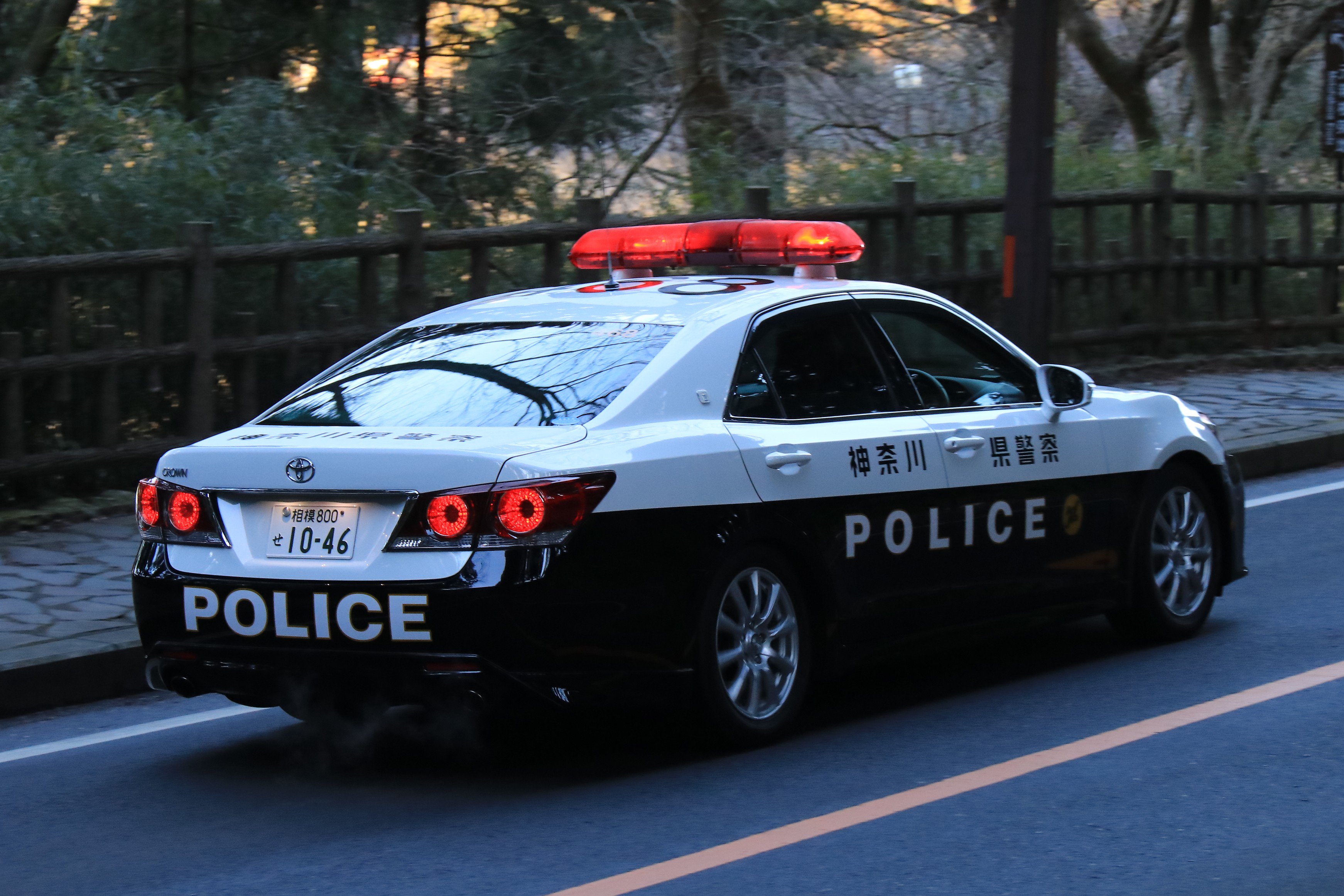 1/64 トヨタ クラウン アスリート 神奈川県警察交通機動隊車両 468 1/64 トヨタ クラウン アスリート 神奈川県警察交通機動隊車両