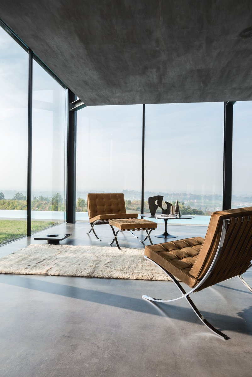 residebyw2w's tweet image. A good view requires an iconic chair #BarcelonaChair @Knoll_Inc #trusted #interiorsolutions #knollstudio #designerclassic