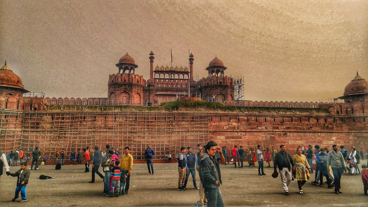 Chalo  Mughal-era Red Fort, 
#delhi #olddelhi #redfort #chalodelhi #mughalera #incredibleindia #travelphotography #indian #india #capital #nation #travel #click #instapic  #incredible_india #delhi6 #instalike  #edit  #explore #chandnichowk #delhi_diaries #delhi_gram #delhifu