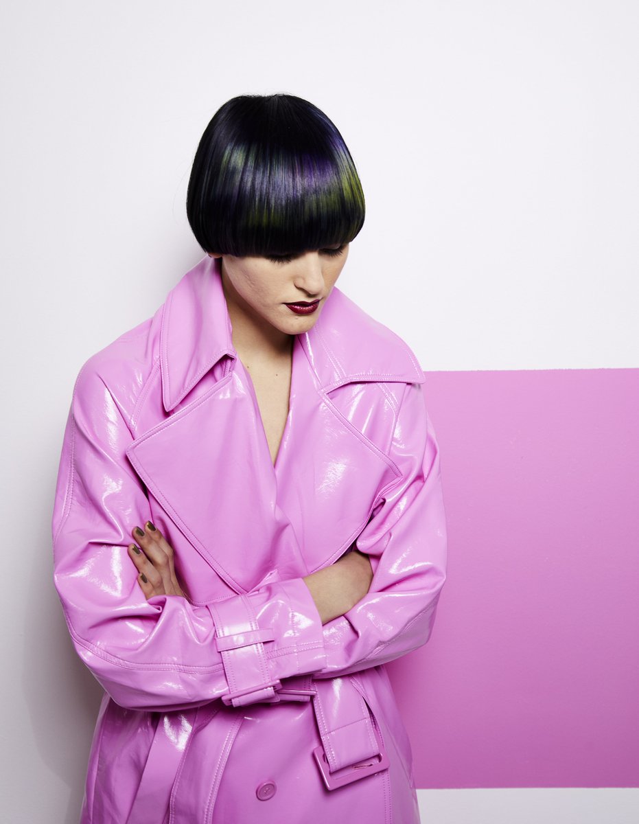 ¿A quién le encantan los bloques de color y los preciosos tonos profundos? ¡A las chicas #newformal! #essentiallooks #apassionforhair schwarzkopfpro.com/essentiallooks